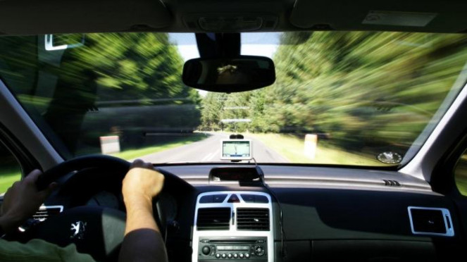 Ilustrasi mengemudi.