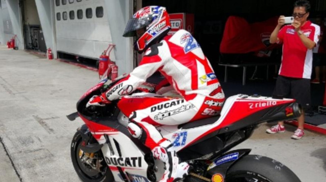 Casey Stoner saat melalukan uji coba motor Ducati di Sepang, Malaysia.