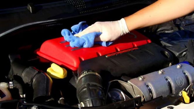 Membersihkan mesin mobil. Ilustrasi