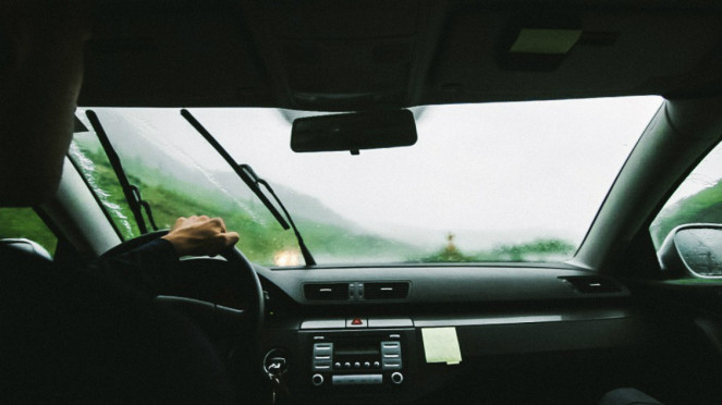 Ilustrasi mengemudi.