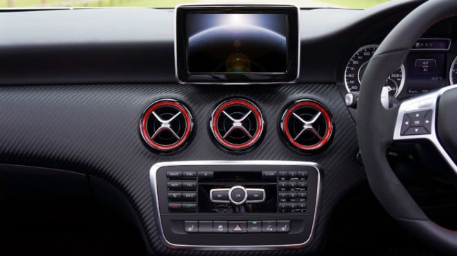 Ilustrasi dashboard mobil.