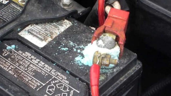 Korosi pada aki mobil.