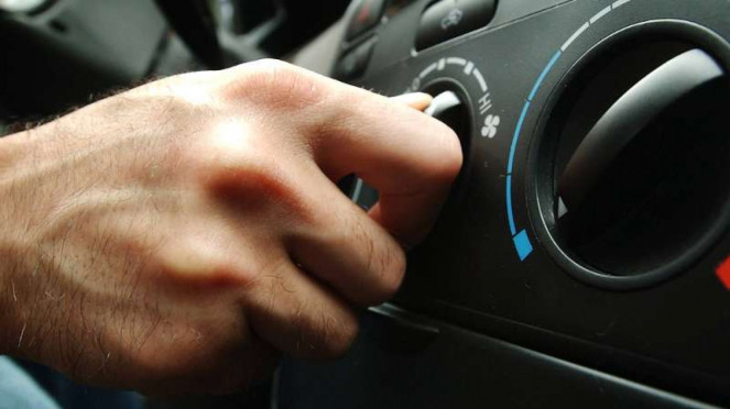 Ilustrasi menyalakan AC mobil.