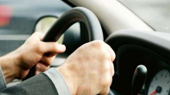Ilustrasi mengemudi.