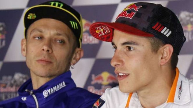 Pembalap Yamaha Movistar MotoGP, Valentino Rossi dan Marc Marquez (kanan)