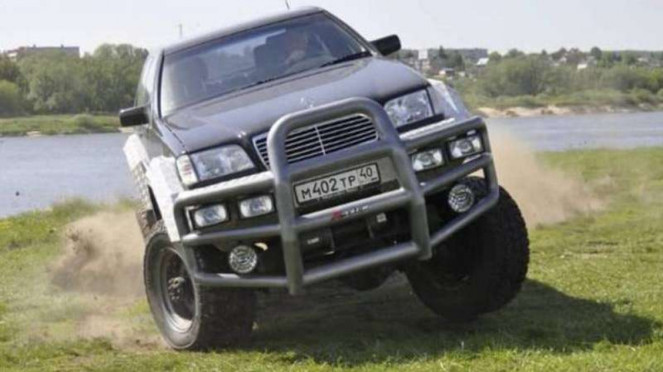 Mercedes Benz S500 disulap jadi mobil off-road.