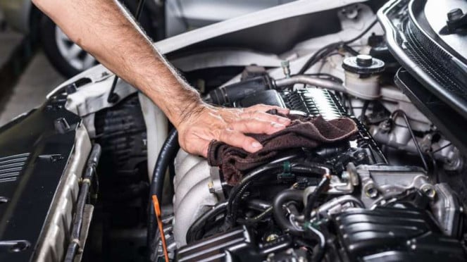 Ilustrasi membersihkan mesin mobil