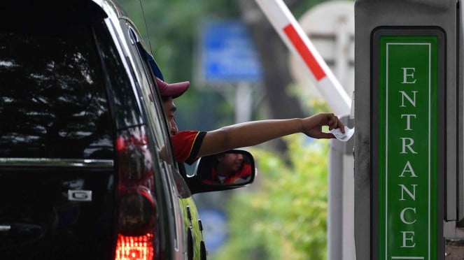 Ilustrasi pengendara mobil mengambil karcis parkir.