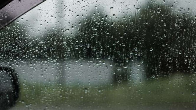 Begini Cara Mudah Hilangkan Embun di Kaca Mobil