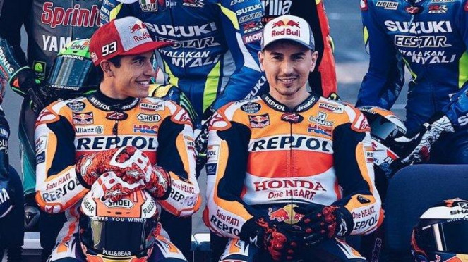Pembalap tim Repsol Honda, Jorge Lorenzo (kanan) dan Marc Marquez (kiri)