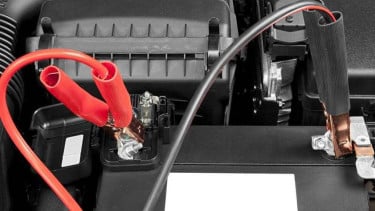 Mobil Jarang Dipakai Bisa Bikin Aki Soak, Ini Cara Sederhana Mencegahnya