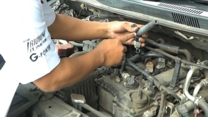 Ilustrasi mengecek busi mobil