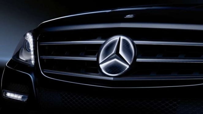 Logo Mercedes-Benz yang dilengkapi dengan lampu