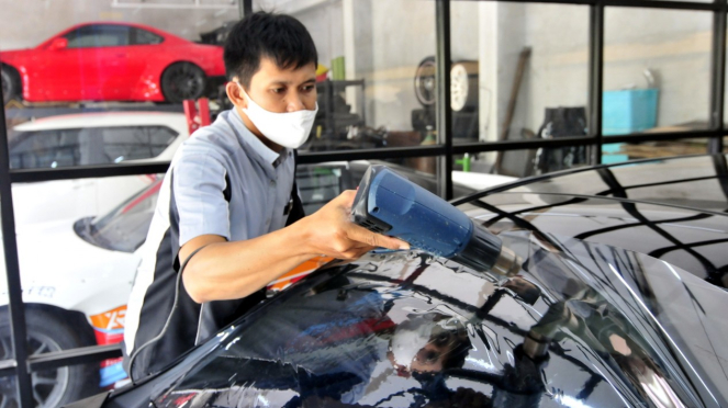 Ilustrasi memasang kaca film