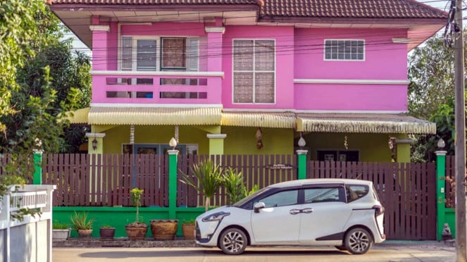 Ilustrasi parkir mobil tanpa garasi.