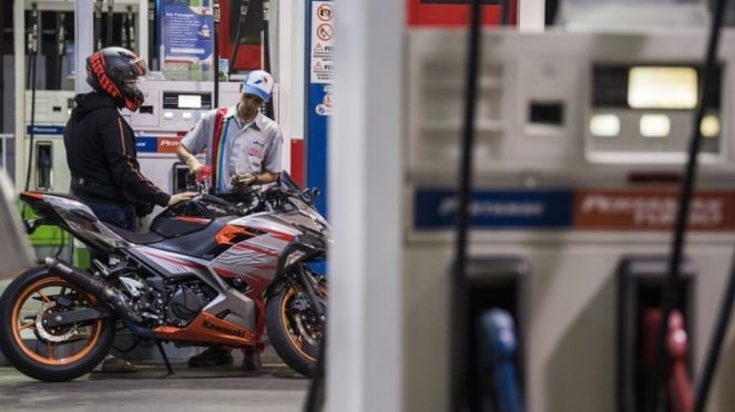 Motor Isi Bensin di SPBU.
