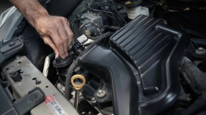 Ilustrasi gambar pergantian oli mobil