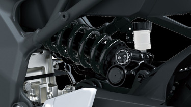 Naik Motor Tinggi, Mending Pangkas Jok atau Turunkan Suspensi?