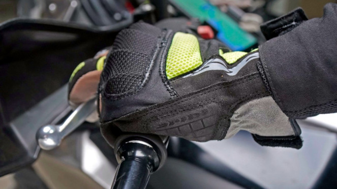 VIVA Otomotif: Ilustrasi mengenakan sarung tangan saat mengendarai motor