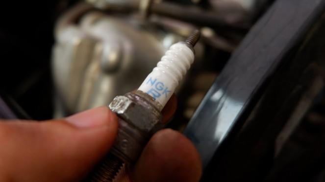 ilustrasi gambar busi motor