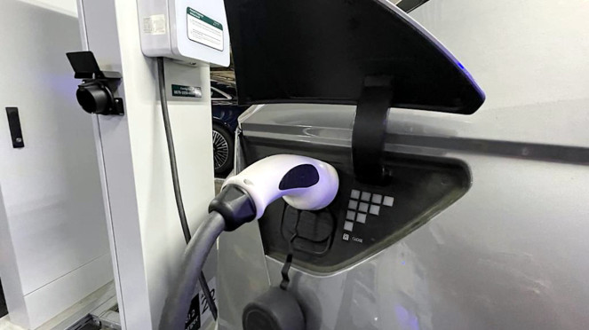 Pengisian baterai mobil listrik di SPKLU