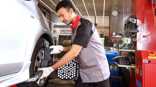 Ilustrasi pengecekan ban mobil 