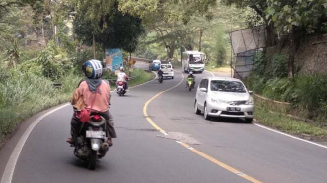 Garis marka jalan warna kuning