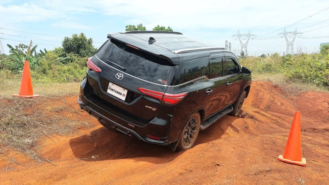 Toyota Fortuner vs Mitsubishi Pajero Sport: Mana yang Lebih Nyaman dan Terjangkau di 2025?