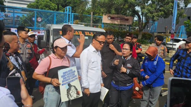 [dok. Wakil Menteri Ketenagakerjaan, Immanuel Ebenezer, saat menerima ratusan pengunjuk rasa dari 13 serikat pekerja yang tergabung dalam Gabungan Serikat Buruh Indonesia (GSBI), di depan Gedung Kemnaker, Jakarta, Selasa 10 Desember 2024]
