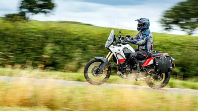 Ilustrasi berkendara motor saat angin kencang