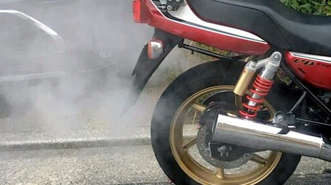 Ilustrasi memanaskan mesin motor