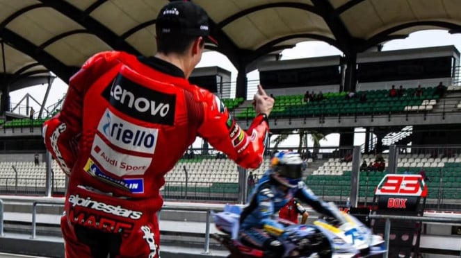 Marc Marquez mengacungkan jari tengah ke Alex Marquez