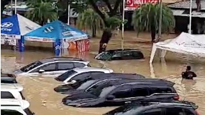 Mobil-mobil terendam banjir di Grand Galaxy City, Bekasi.