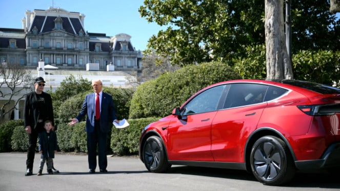 Donald Trump beli Tesla Model S Plaid milik Elon Musk