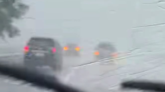 Ilustrasi berkendara minim visibilitas saat hujan deras