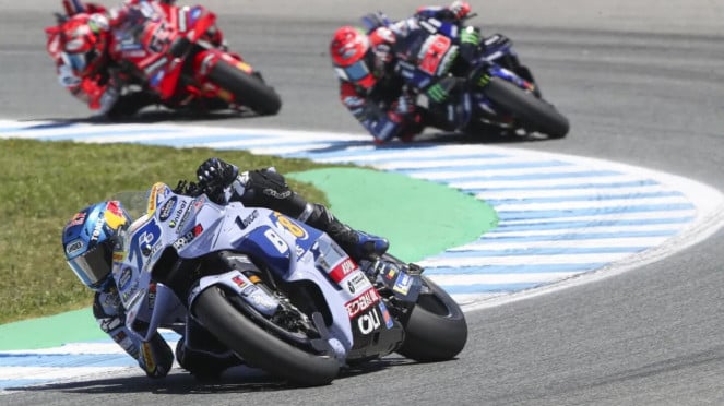 Pembalap Gresini Racing, Alex Marquez, memimpin balapan