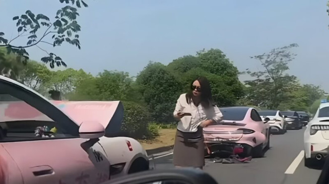 Rombongan Pernikahan dengan Mobil Xiaomi SU7