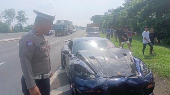 Porsche yang terlibat kecelakaan di Tol Sidoarjo. (Foto: Ditlantas Polda Jatim)