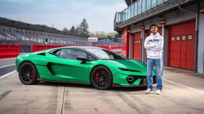 Francesco Bagnaia mencoba Lamborghini Temerario