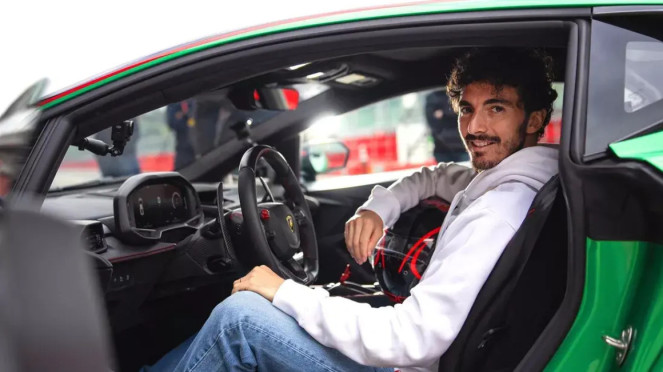 Francesco Bagnaia mencoba Lamborghini Temerario
