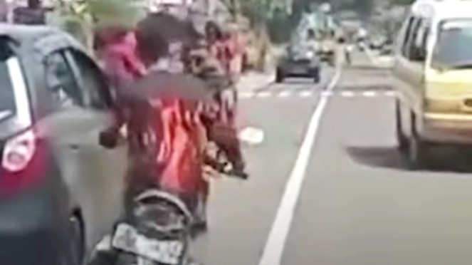 Anggota ormas kawal ambulans berujung kecelakaan