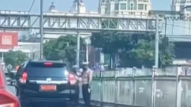 Mobil dinas lewat jalur busway.