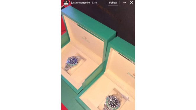 Para pemain timnas Indonesia mendapat hadiah jam tangan dari Prabowo