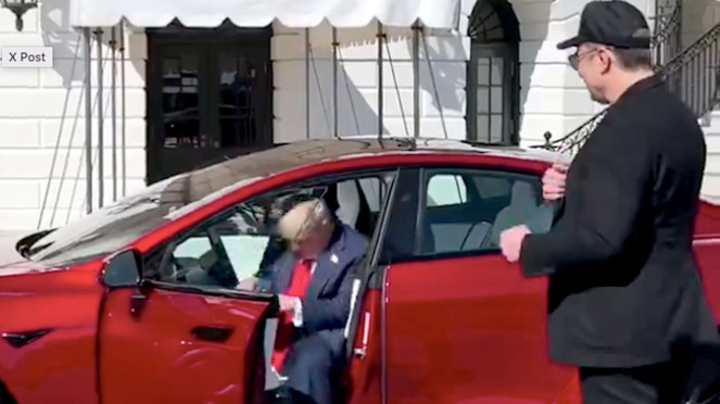 Presiden Trump dan Elon Musk saat mencoba Tesla Model S