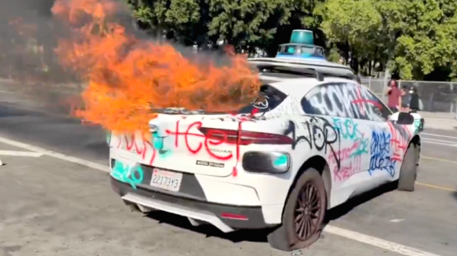 Mobil listrik otonom Waymo terbakar saat kerusuhan di Los Angeles