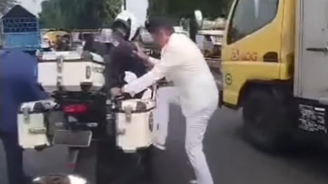 Momen Gubernur Jawa Barat Dedi Mulyadi naik motor pengawal