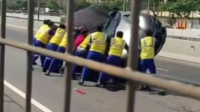 Mobil terguling saat diangkut truk derek di tol Cengkareng