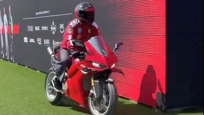 Juara Dunia F1 Lewis Hamilton Pertama Kali Pakai Motor Ducati, Ada Apa?