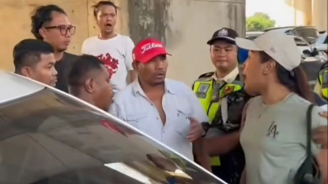 Aksi debt collector tarik paksa mobil di stasiun Whoosh Halim