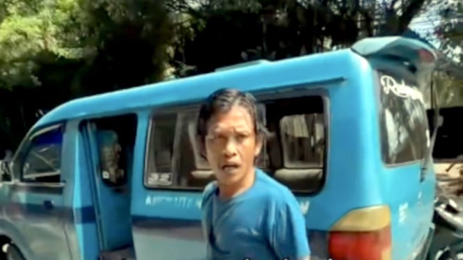 Serempet Mobil dari Kiri, Sopir Angkot: Saya Orang Susah